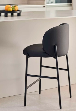 Ai Studio Store - Silla moderna alta en cocina minimalista